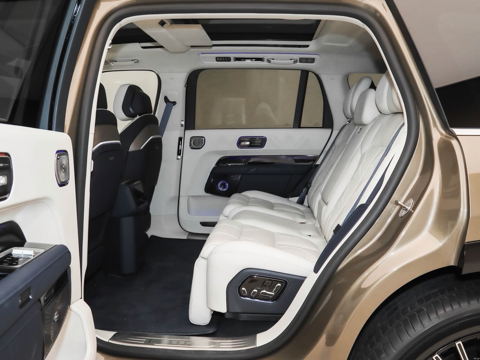 Zeekr 9X Ultra — interior photo